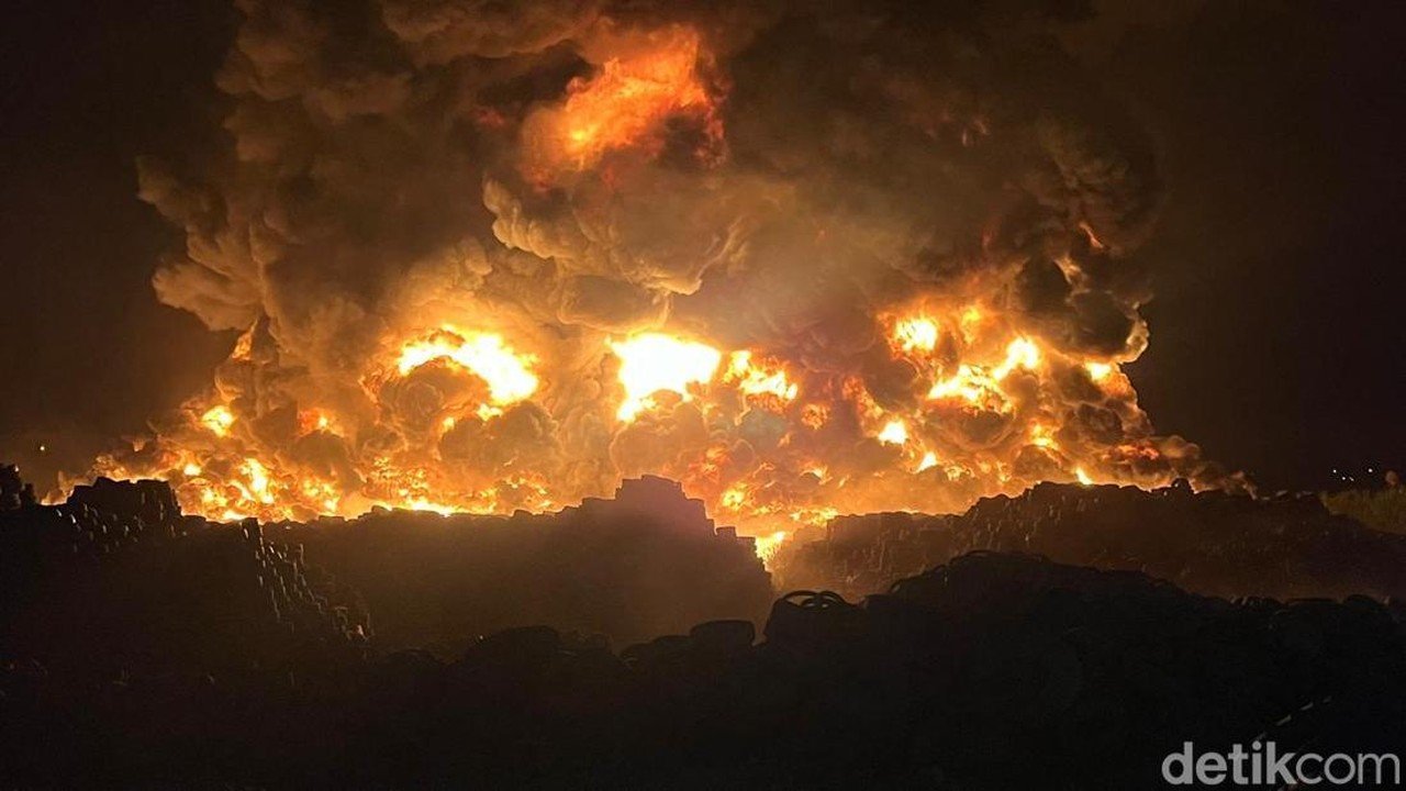 10.000 Ton Ban Bekas Ludes Terbakar di Mojokerto, Asap Hitam Mengepul 17 Jam