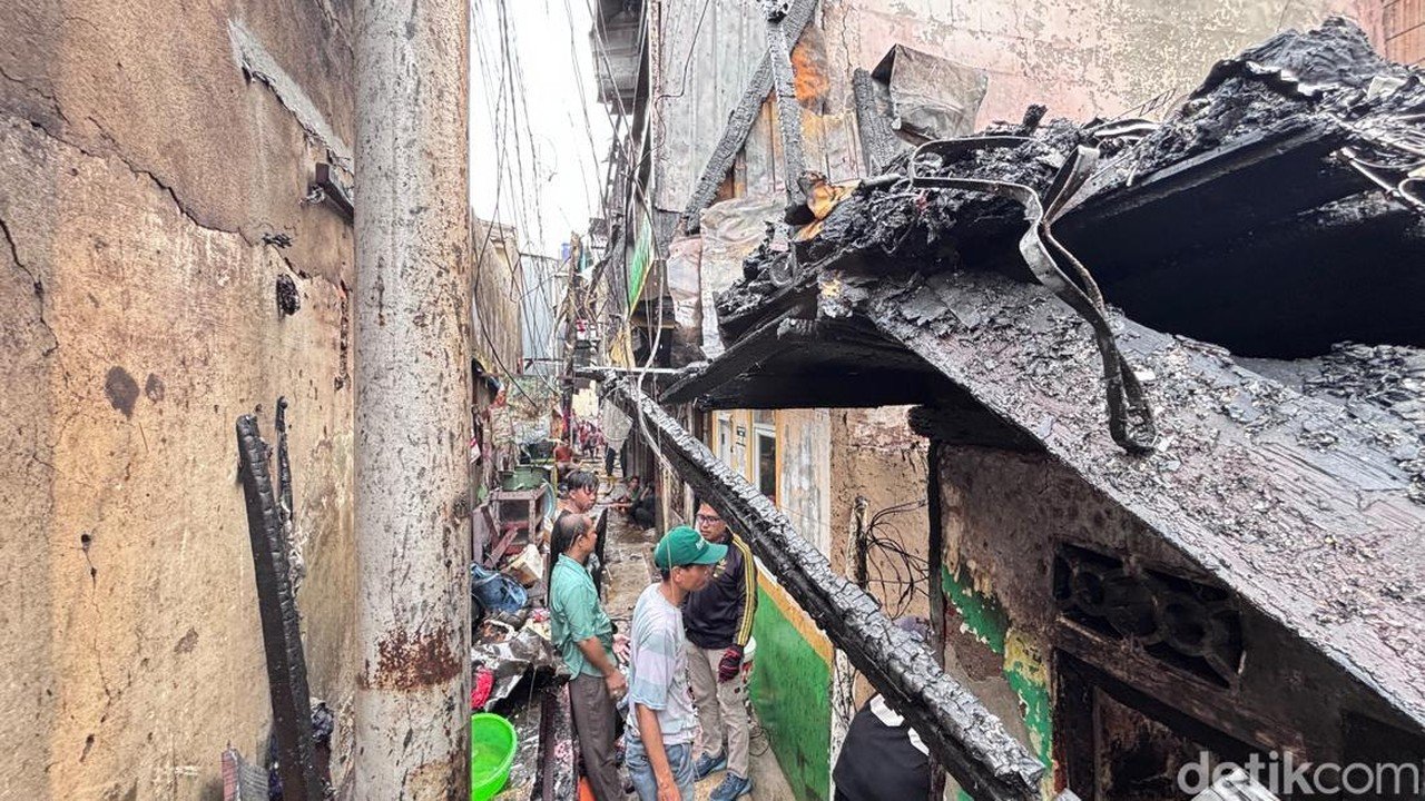 14 Rumah Ludes Terbakar di Permukiman Padat Tamansari Jakarta Barat