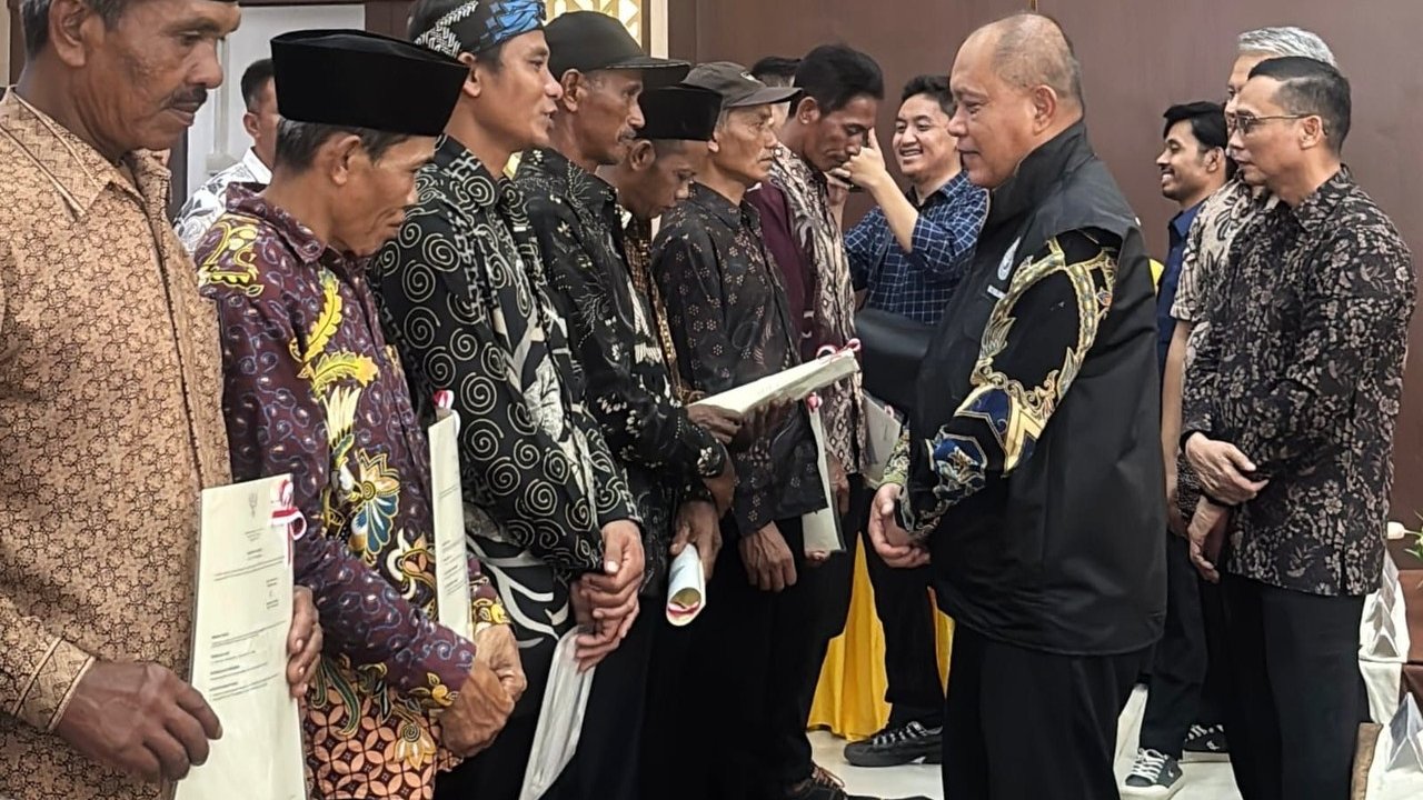 194 Sertifikat Tanah Transmigran Padang Tarok Diserahkan, Tingkatkan Kepastian Hukum