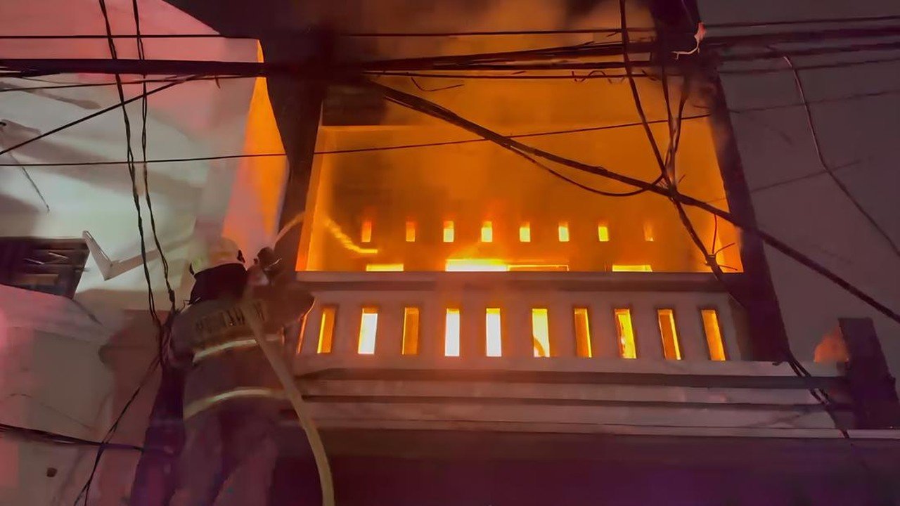 50 Rumah Ludes Terbakar di Kramat Pulo, Petugas Padamkan Api Selama 2,5 Jam