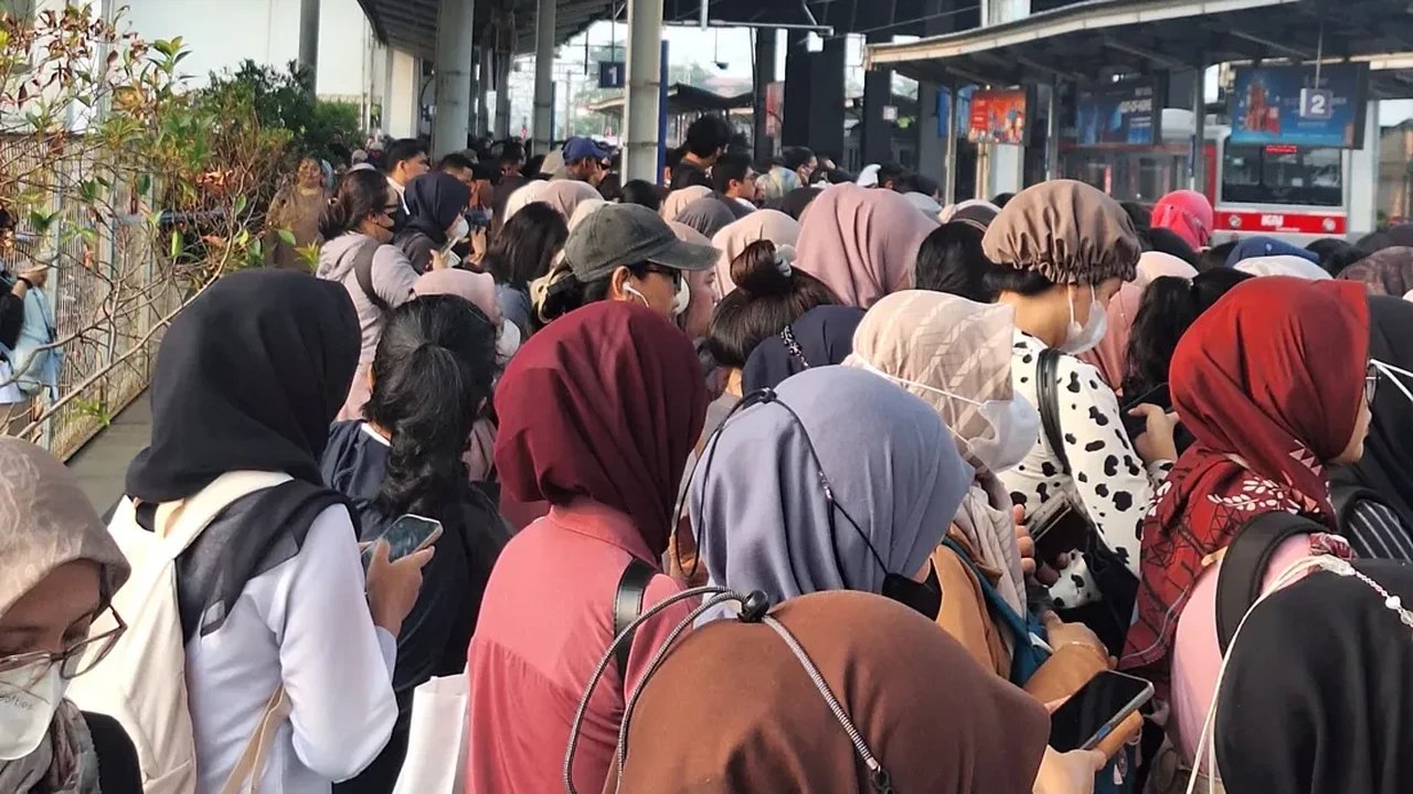 7 Perjalanan KRL Dibatalkan, Penumpang Alami Sesak Hingga Sulit Bernapas
