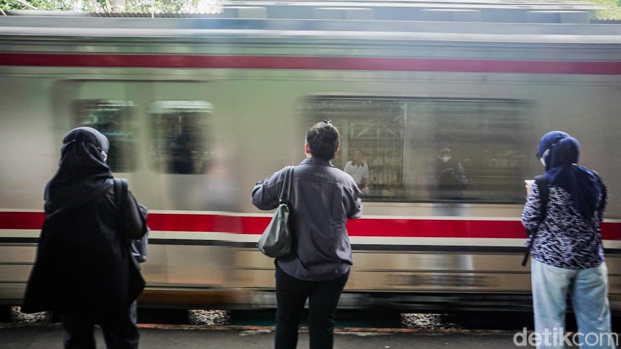 Adu Mulut dan Dorong-dorongan Dua Penumpang Perempuan di KRL Stasiun Tebet