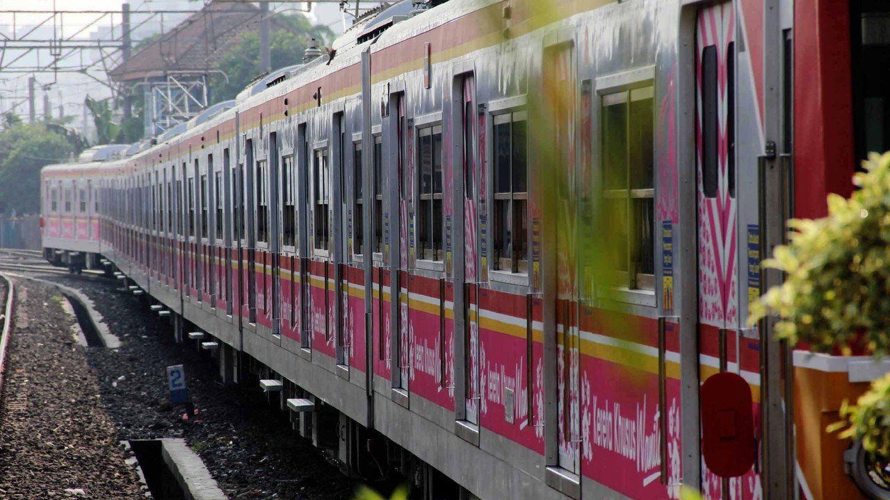 Adu Mulut dan Saling Dorong Pecah di Gerbong Wanita KRL, Petugas Stasiun Langsung Melerai