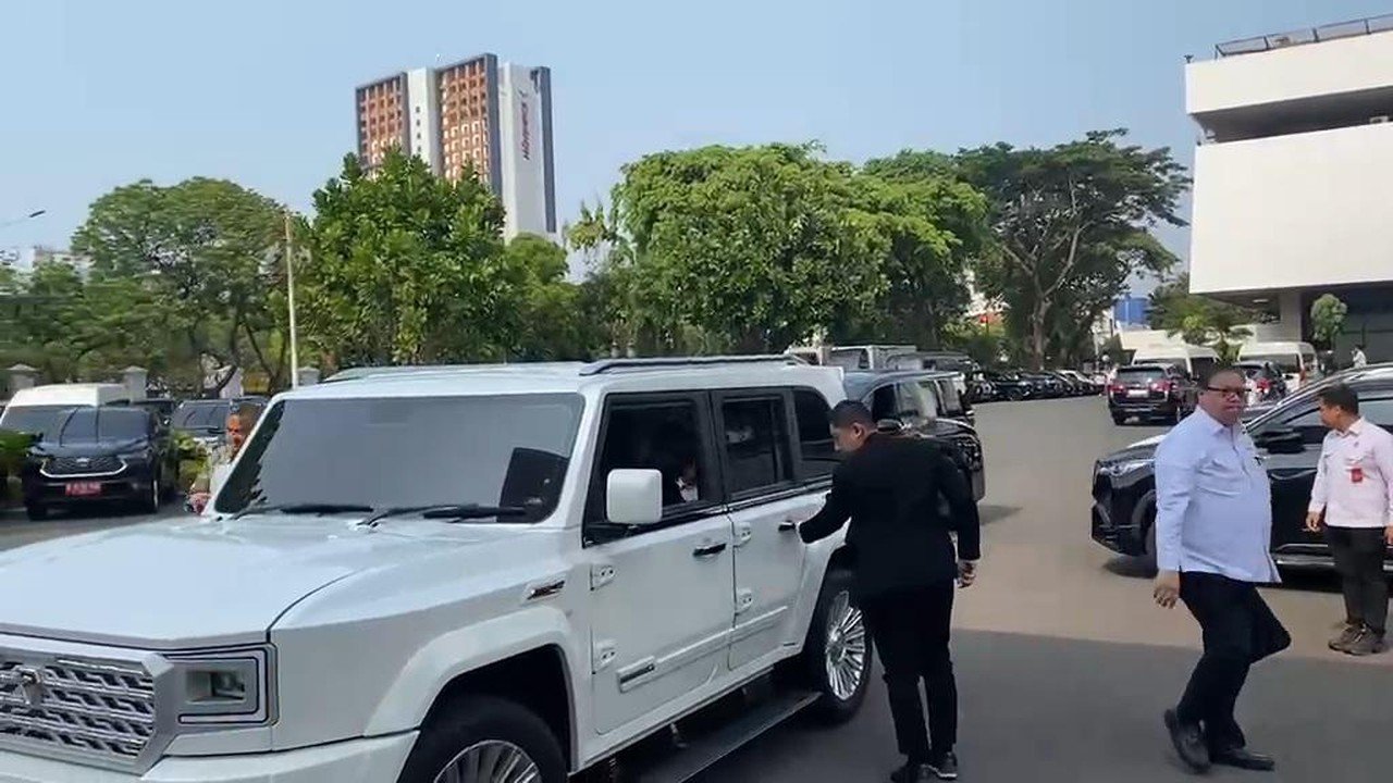 Airlangga Hartarto Jadi Menko Pertama Gunakan Maung Pindad ke Istana