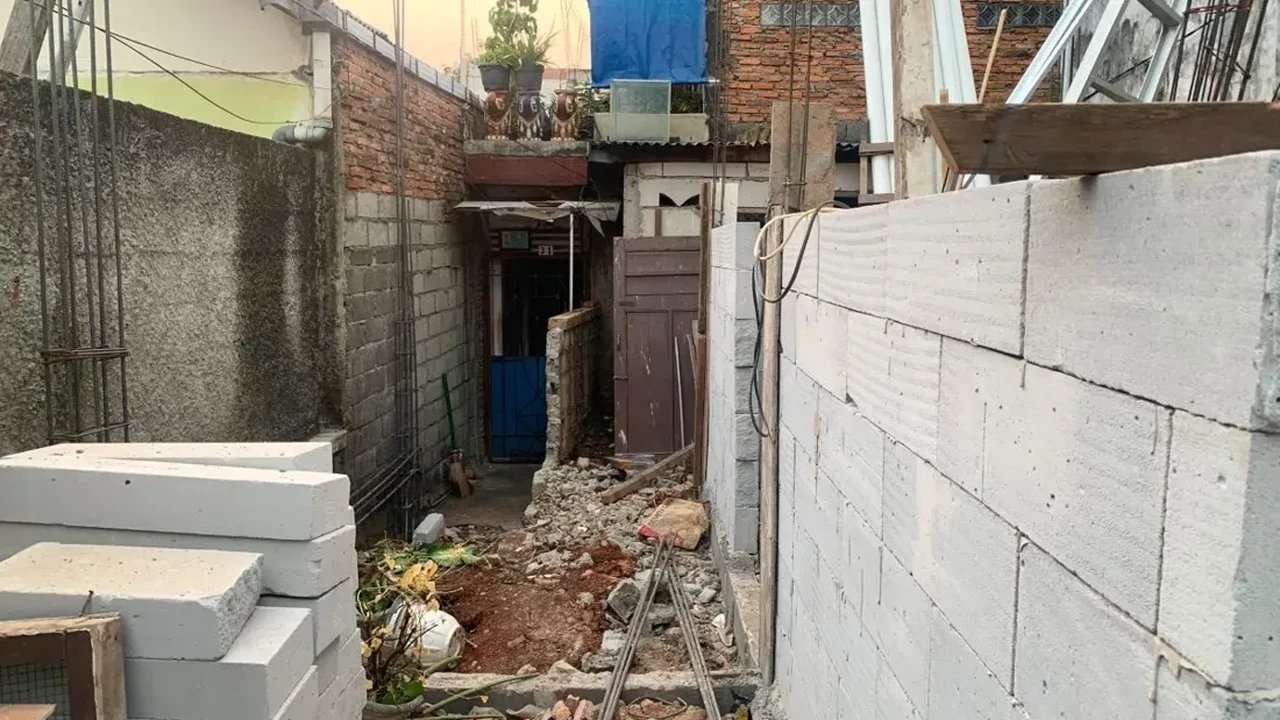 Akses Terhalang Tembok, Pasangan Lansia di Jaktim Dicarikan Solusi Jalan Alternatif