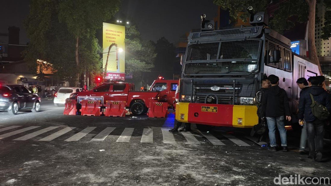 Aksi Brutal di Bandung: 16 Polisi Terluka Akibat Serangan Batu dan Molotov