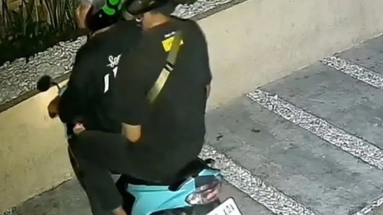 Aksi Dua Perampok Laptop di Lapangan Padel Coach Justin Terekam CCTV