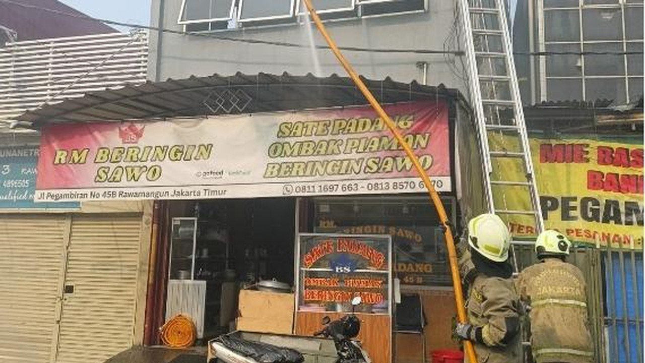 Aksi Heroik Wanita Selamatkan Bocah dari Kebakaran RM Padang