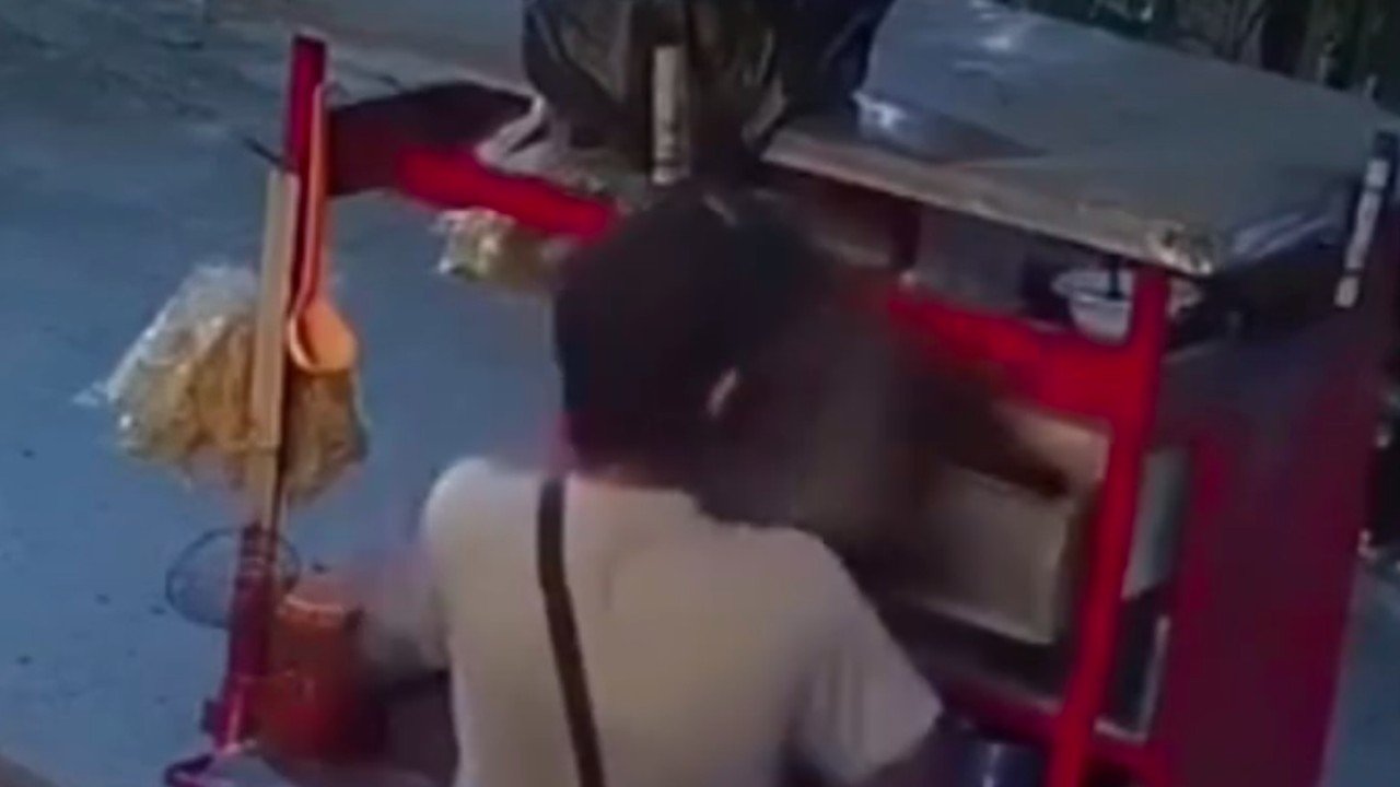 Aksi Tak Lazim Pedagang Mi Ayam di Bekasi: Kucing Dimasukkan ke Laci Gerobak