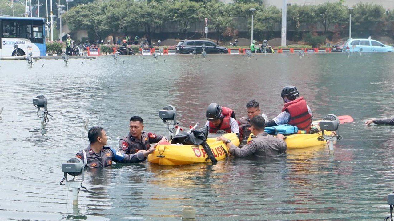 Aktivis Greenpeace Dievakuasi dari Tugu Selamat Datang, Polda Metro Pastikan Keselamatan Publik