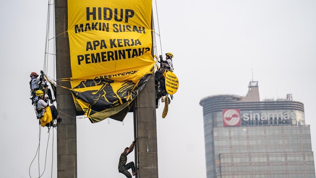 Aktivis Greenpeace Dipulangkan Usai Pasang Spanduk Kritis Iklim di Bundaran HI