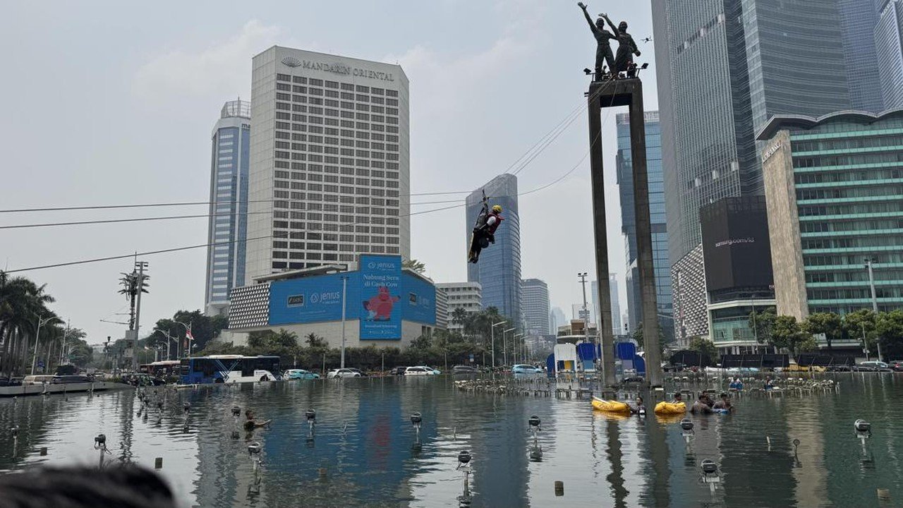 Aktivis Greenpeace Turun dari Patung Selamat Datang Bundaran HI Setelah Aksi Spanduk