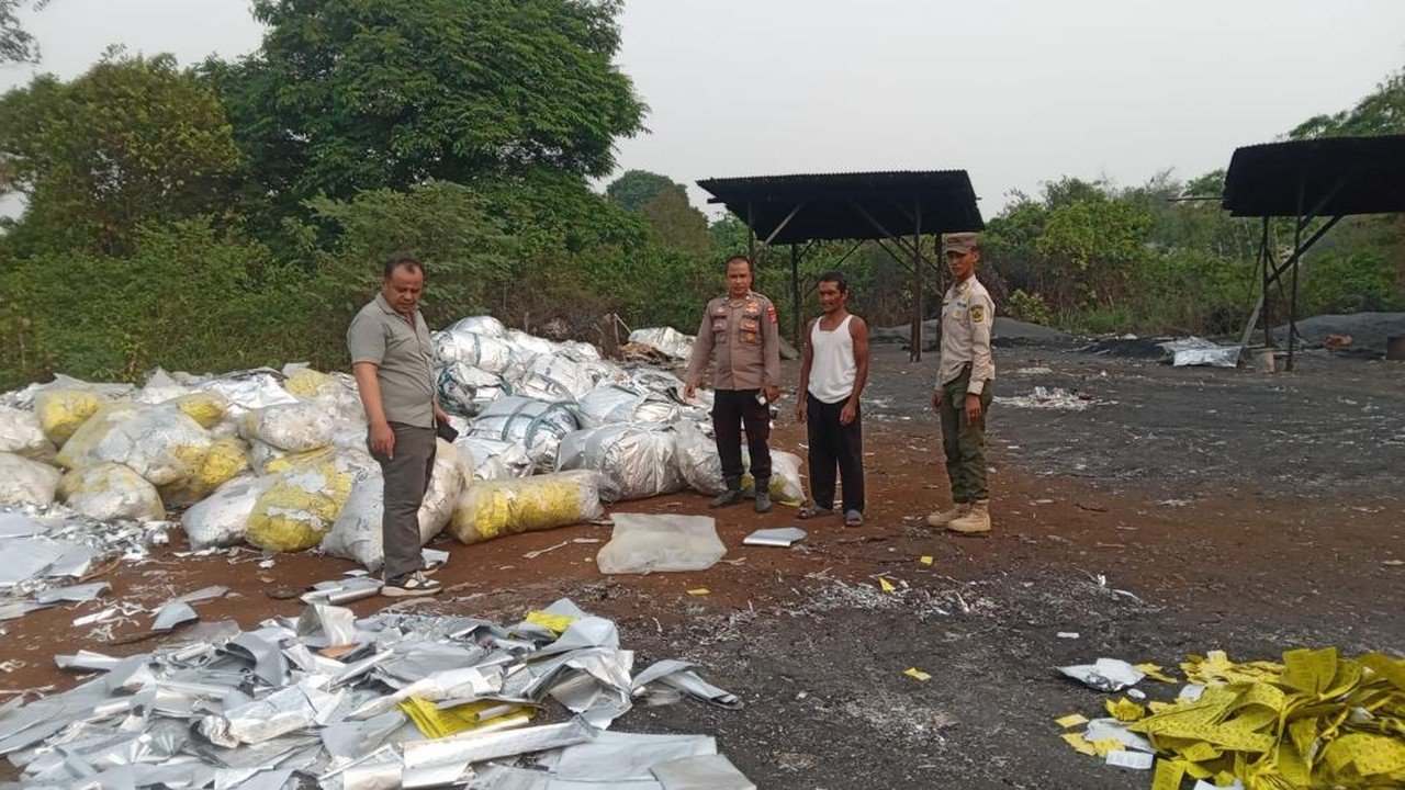 Aktivitas Bakar Bungkus Permen di Bogor Dihentikan Polisi