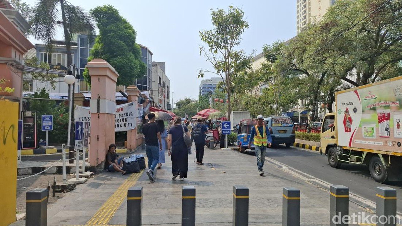 Anak-anak Pengemis di Glodok Resahkan Wisatawan, Minta Uang hingga Mengikuti