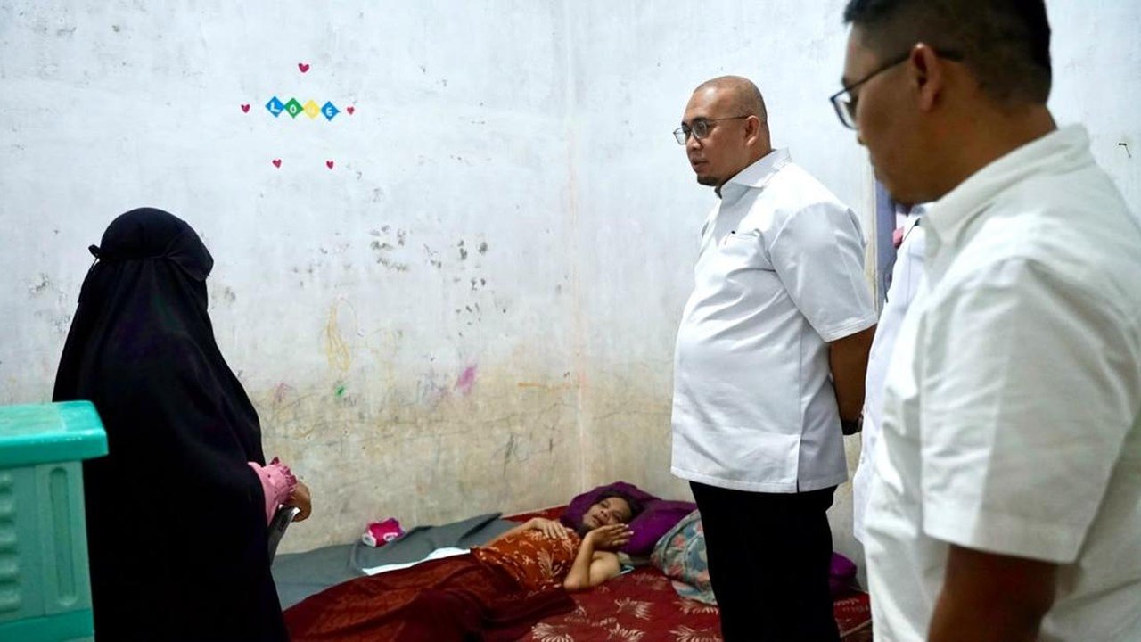 Andre Rosiade Bantu Warga Padang dengan Saraf Kejepit