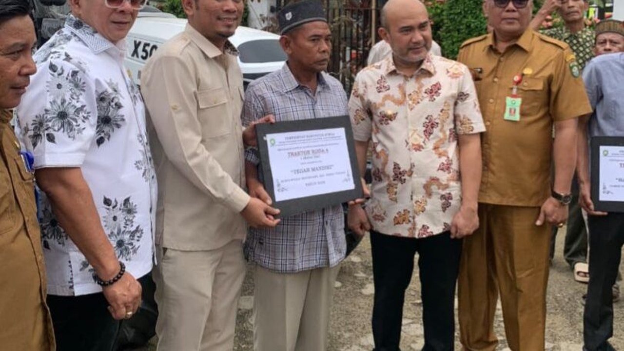 Anggota DPR Gerindra Rocky Candra Salurkan Bantuan Kendaraan dan Traktor untuk Petani Bungo