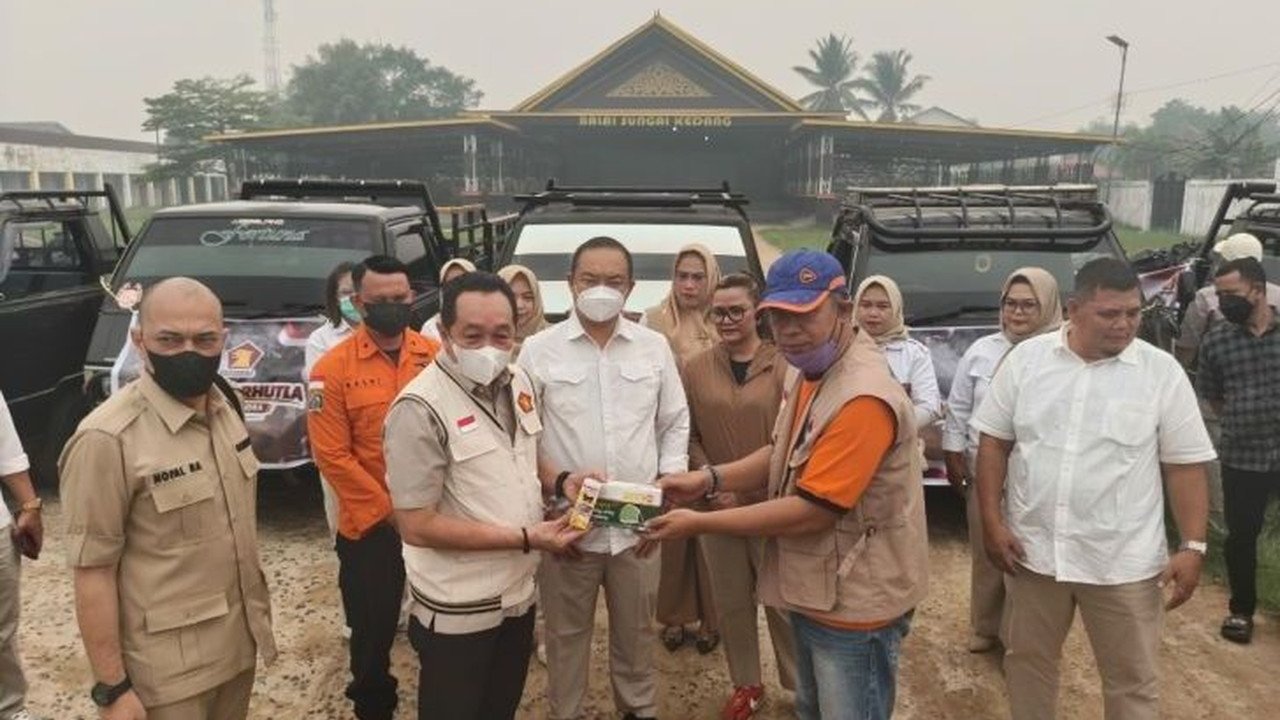 Anggota DPR Gerindra Salurkan 2.000 Paket Bantuan untuk Korban Karhutla di Ketapang