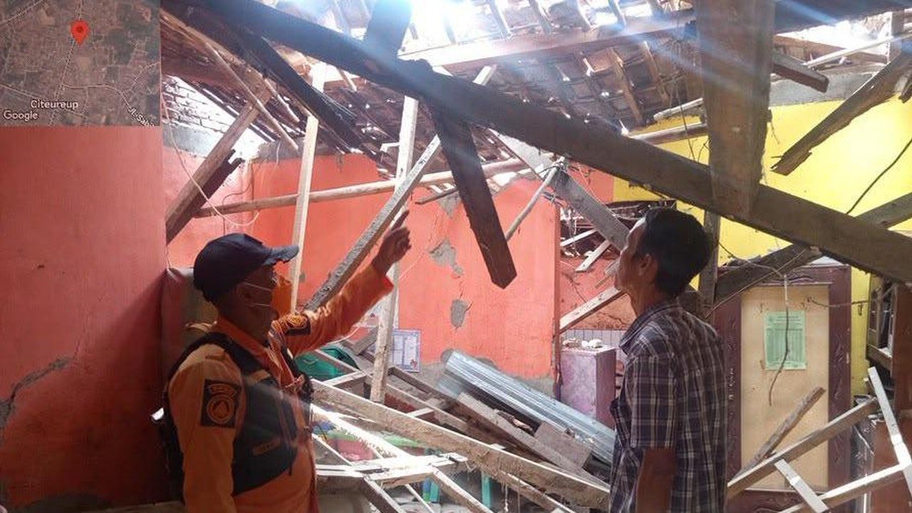 Angin Kencang Porak-porandakan Satu Rumah di Citeureup Bogor, Penghuni Mengungsi
