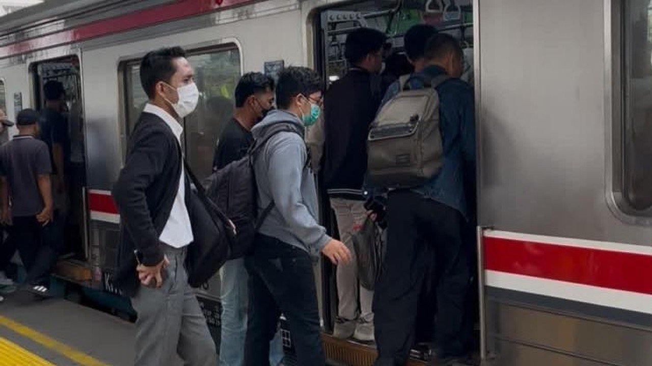 Anker Jabodetabek Hadapi Tantangan: Dari Berdesakan hingga Gesekan Antar Penumpang