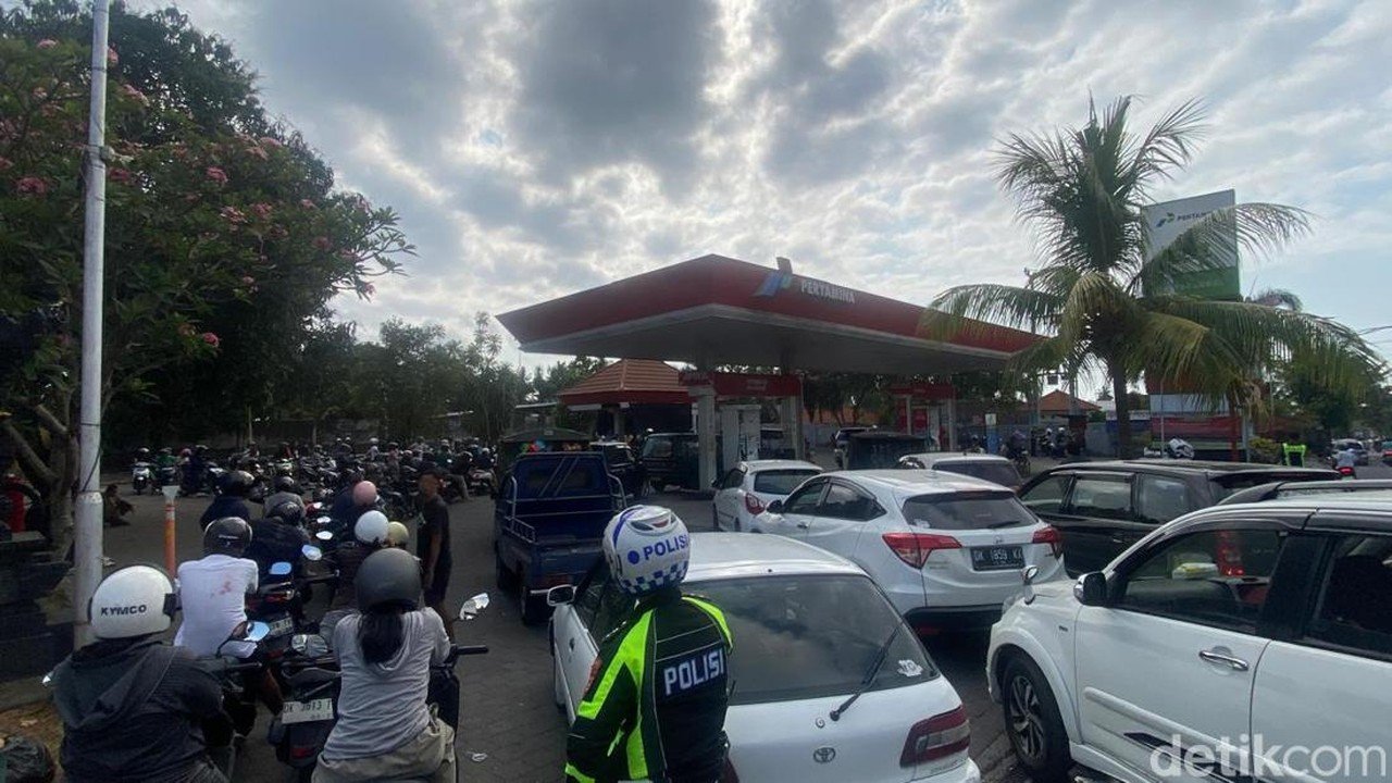 Antrean BBM 2 Km di Karangasem Bali, Warga Rela Datang Sejak Dini Hari