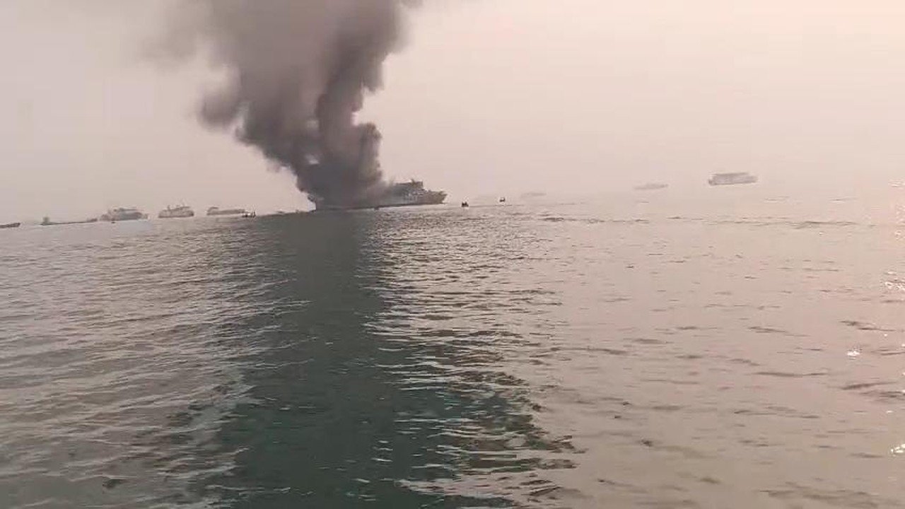 Api Berkobar di KMP Batu Mandi Dekat Merak, Evakuasi Penumpang Dilakukan