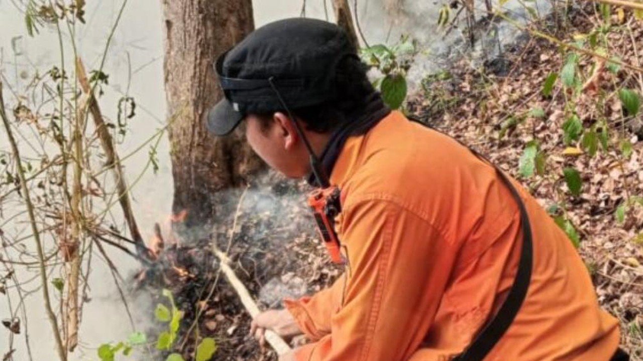 Api di Gunung Ciremai Belum Padam Total, Petugas Siaga Penuh