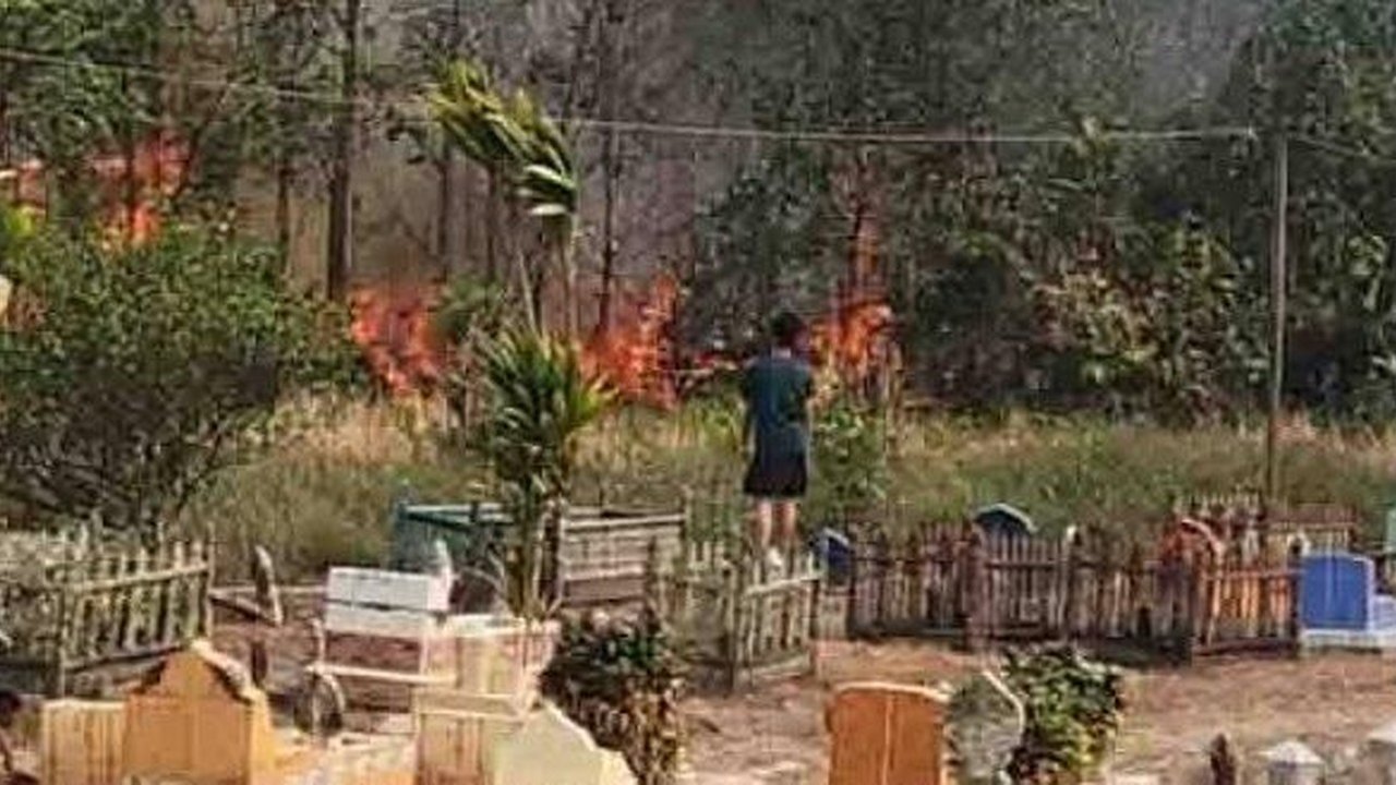 Api Karhutla di Kapuas Nyaris Jilat Area Pemakaman