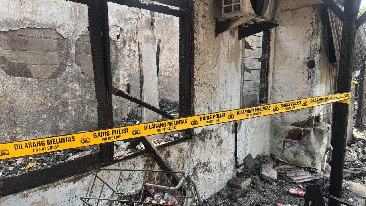 Api Lahap 8 Bangunan di Kemayoran, Warga Sibuk Evakuasi dan Bersihkan Sisa Kebakaran
