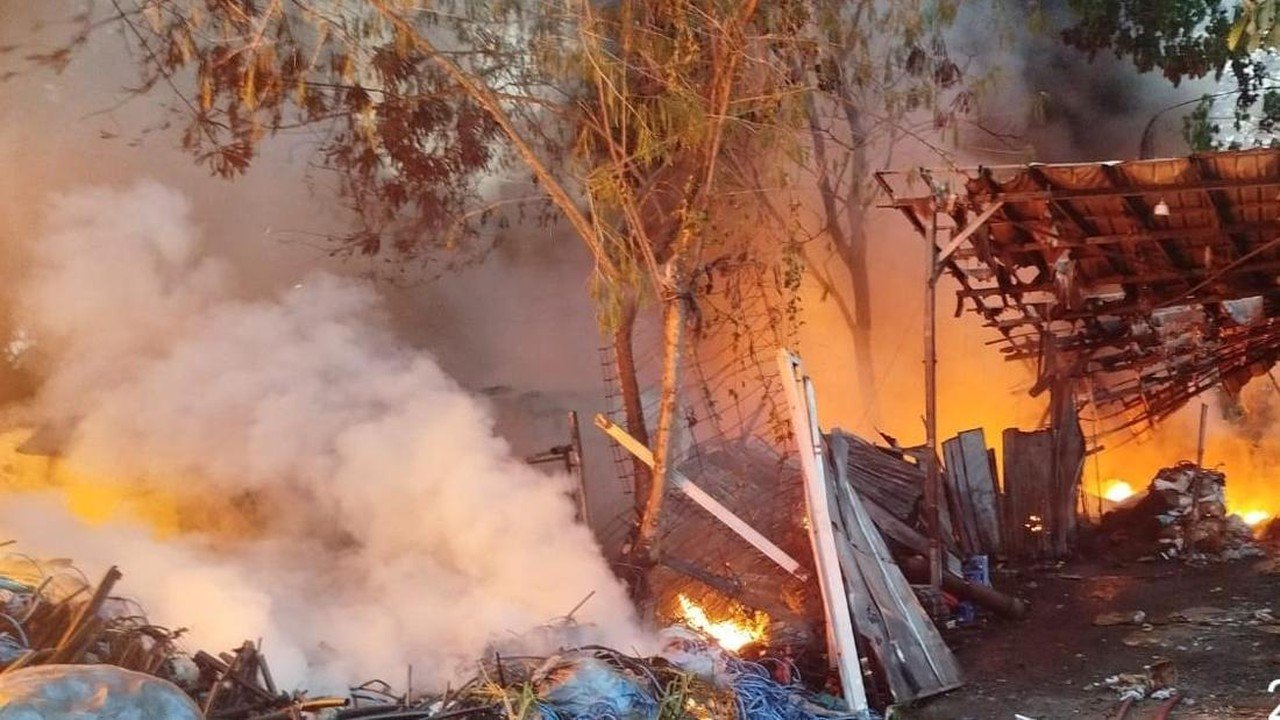 Api Lalap Lapak Rongsok Bogor, Damkar Berjibaku 8 Jam Padamkan Api