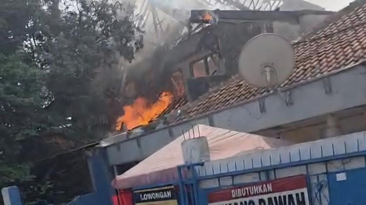 Api Lilin Jadi Pemicu Kebakaran Rumah Dua Lantai di Bogor