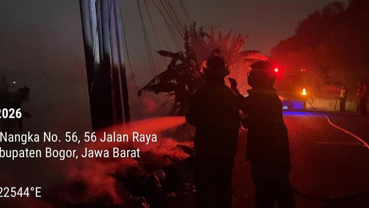 Api Membara di Gunung Putri Bogor Akibat Pembakaran Sampah