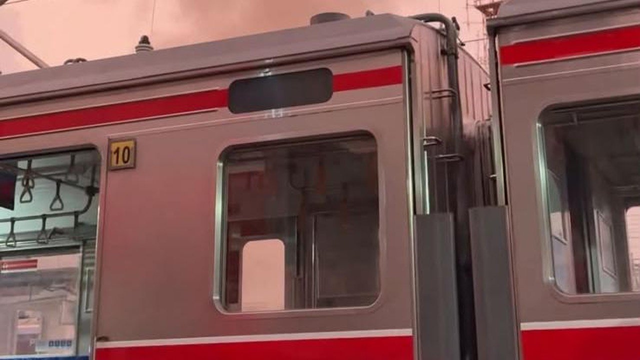 Asap dan Ledakan di KRL Stasiun Jakarta Kota, Penumpang Panik