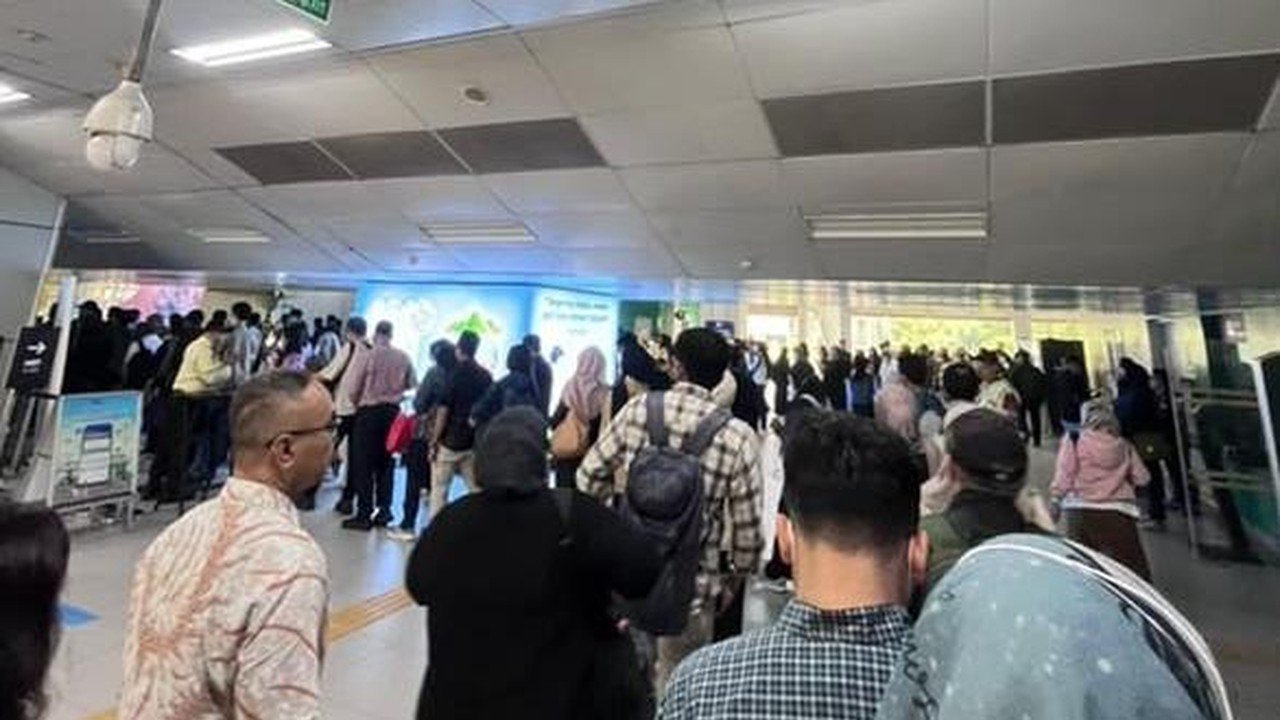 Aturan Baru Tap Kartu MRT Lebak Bulus Picu Antrean Panjang