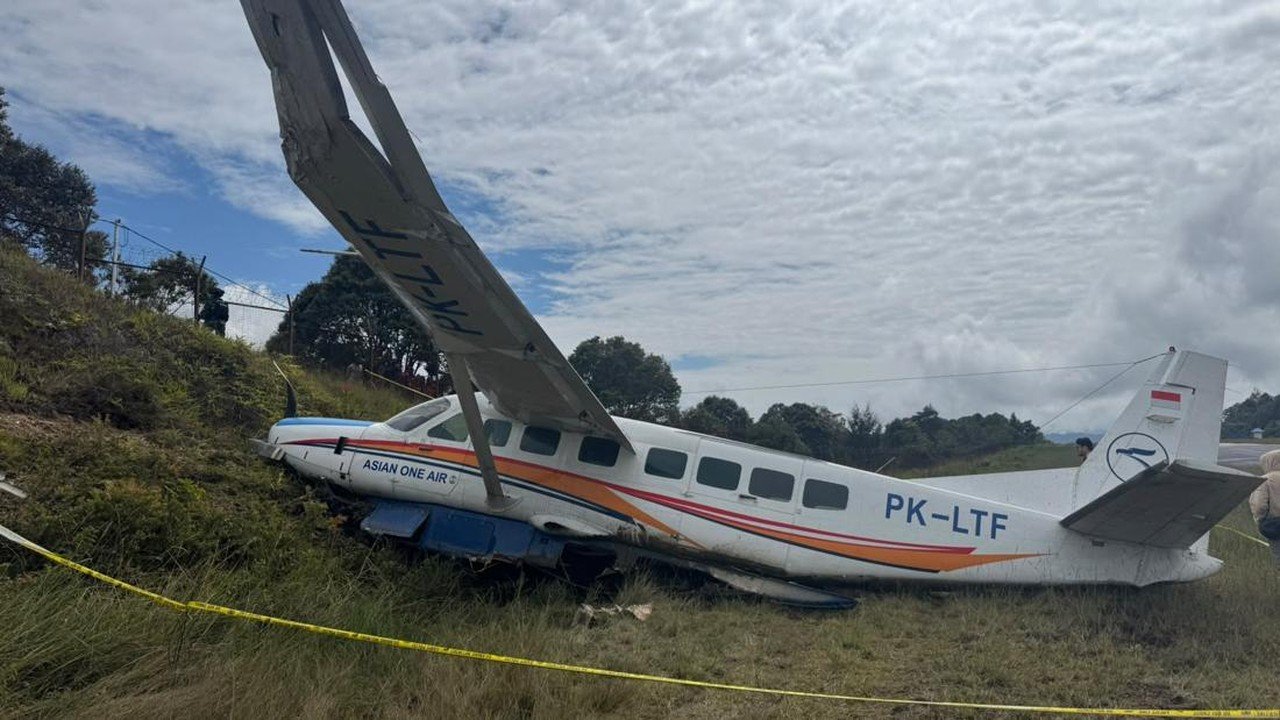 Ban Lepas, Pesawat Asian One Air Tergelincir di Bandara Intan Jaya