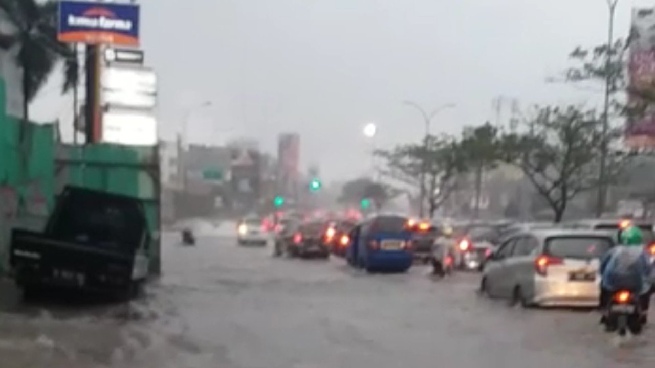 Banjir Landa Depok Akibat Hujan Deras, SMPN 2 dan Jalan Margonda Tergenang