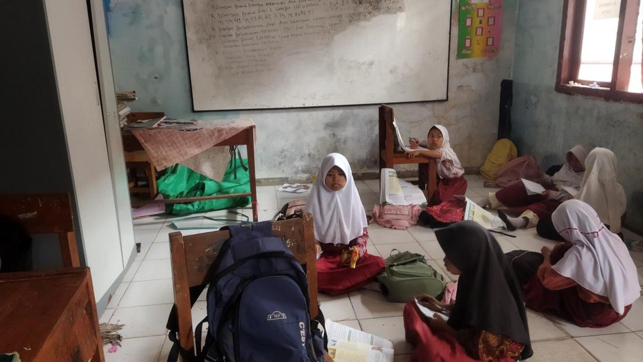 Belajar di Mushola, Siswa SD di Pandeglang Hadapi Kekurangan Kelas Selama 10 Tahun
