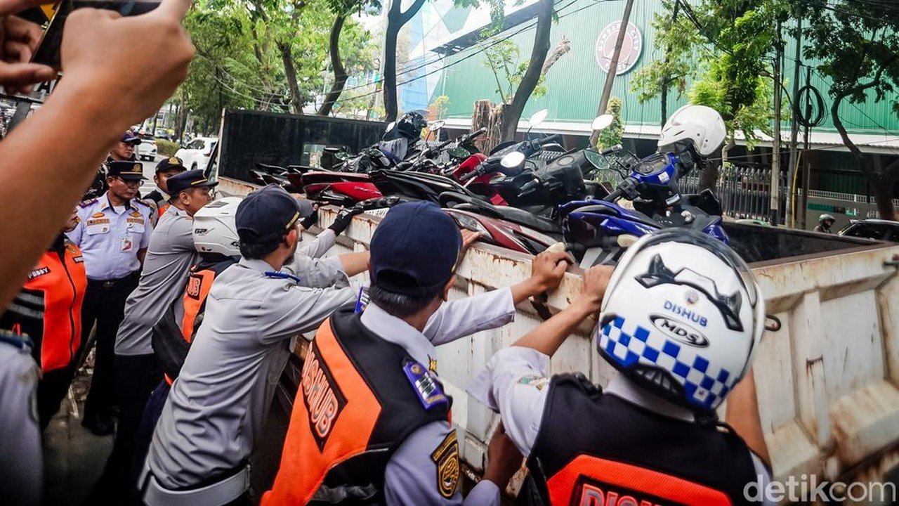 Belasan Motor Kena Razia Parkir Liar di Jaksel, Pemilik Terima Surat Peringatan