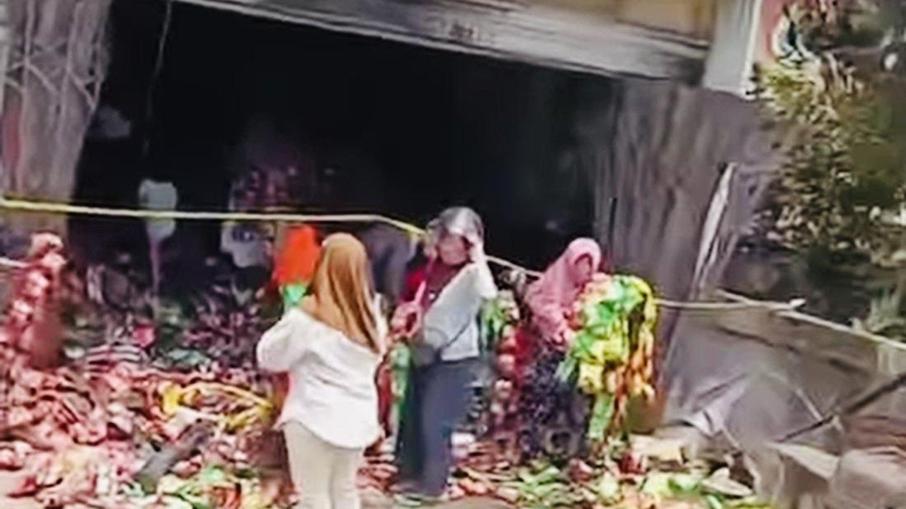 Belasan Warga Bengkulu Diamankan Setelah Jarah Gudang Snack Terbakar