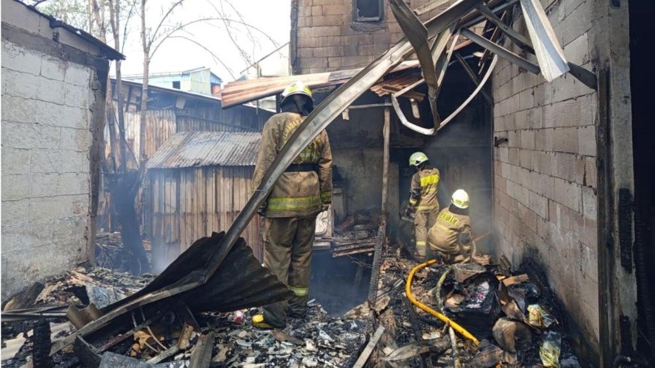 Bengkel di Kembangan Terbakar, Puluhan Petugas Damkar Dikerahkan