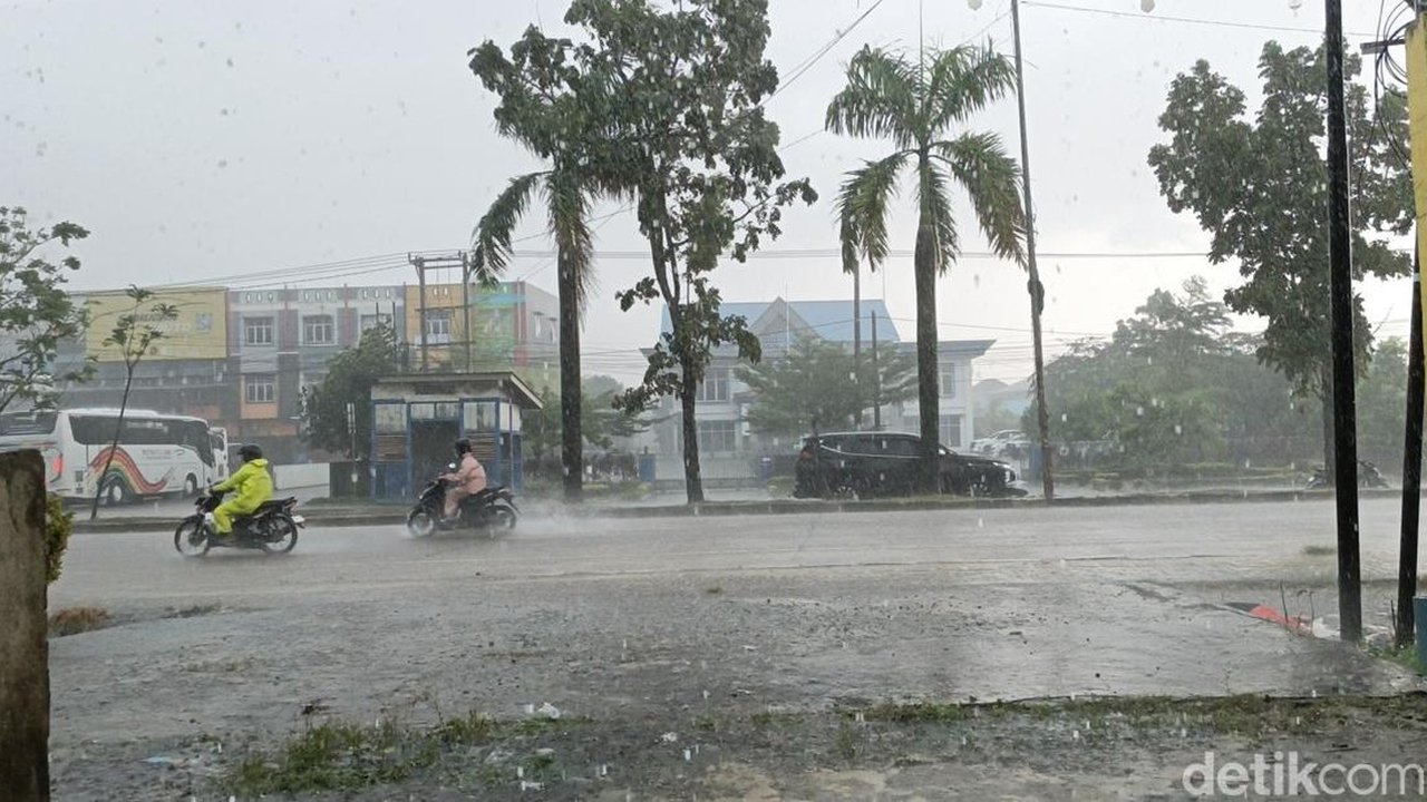 BMKG Prediksi Hujan Ekstrem Akhir Tahun, Waspadai Banjir dan Longsor