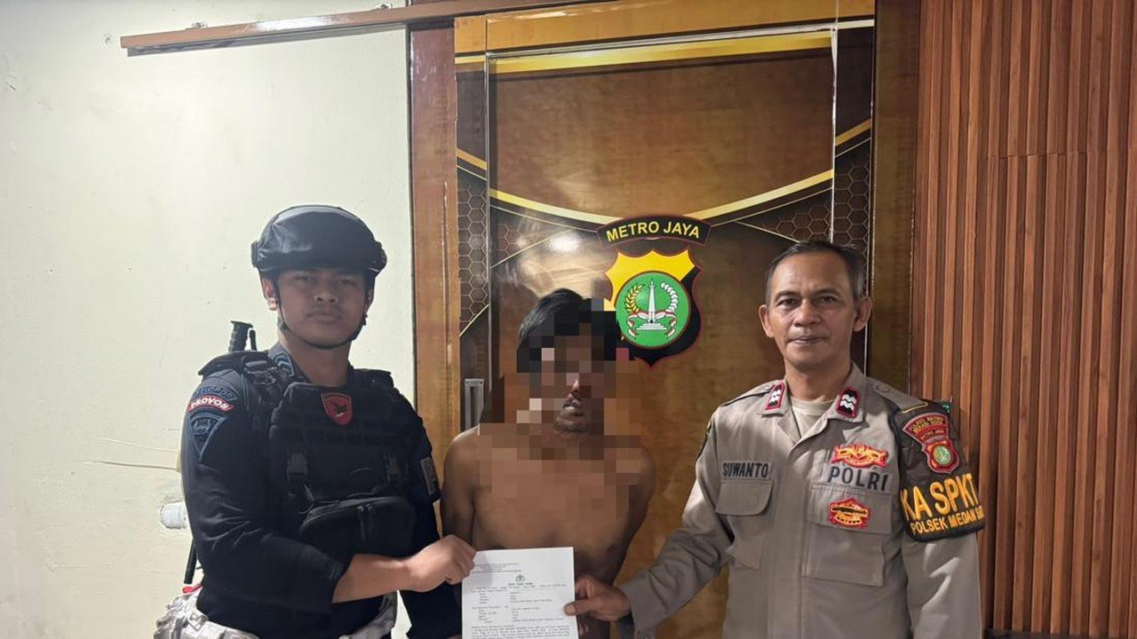 Brimob Polda Metro Amankan Terduga Pencuri di Halte TransJakarta Bekasi