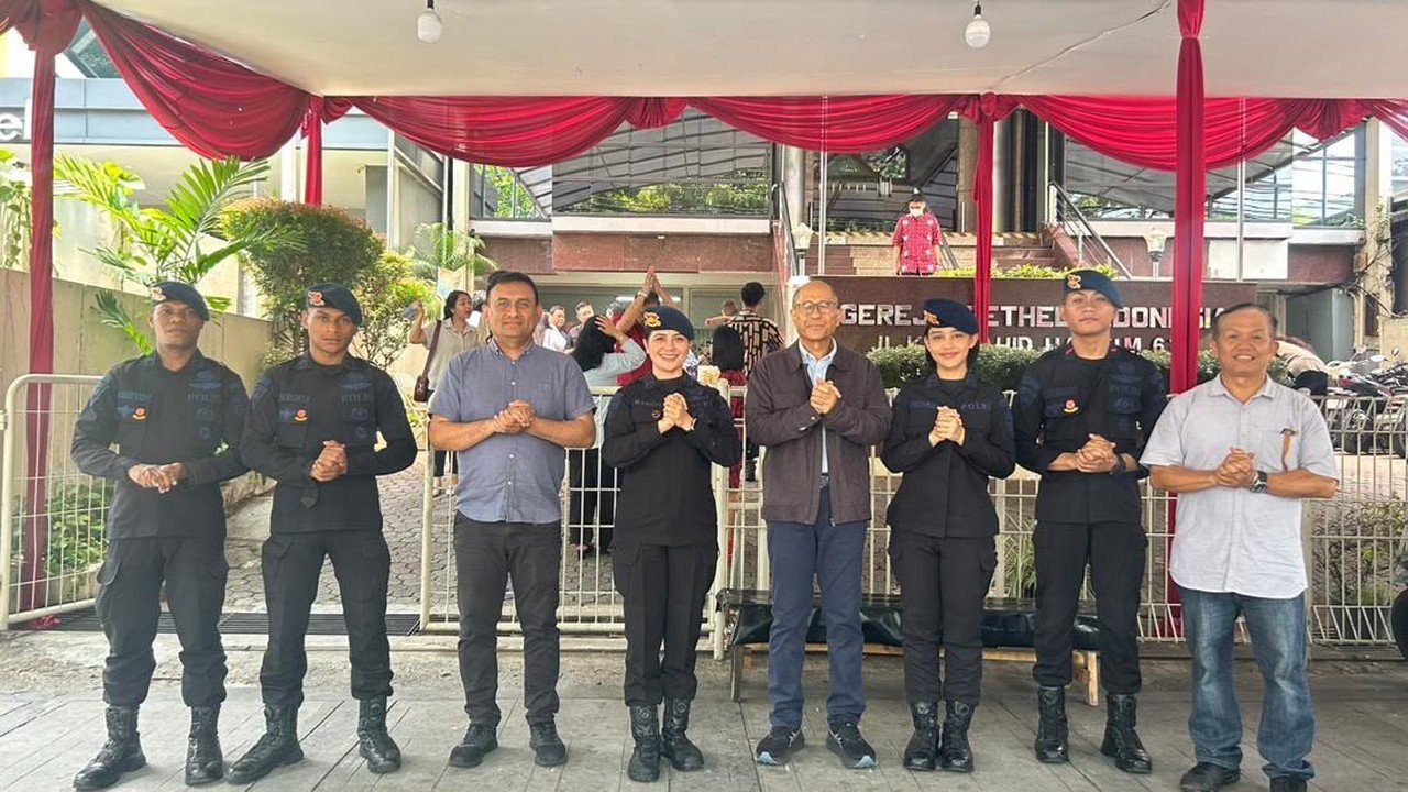 Brimob Polda Metro Jaga Ibadah Minggu di Gereja Menteng