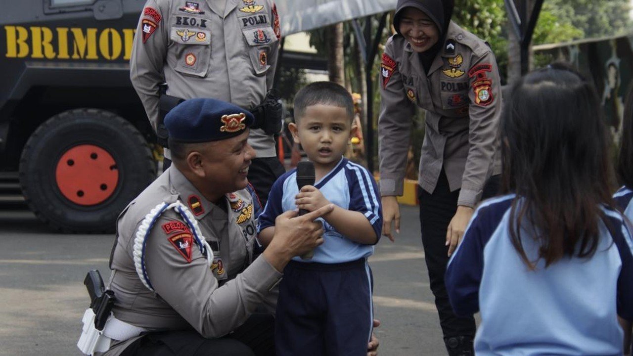 Brimob Polda Metro Jalin Kedekatan dengan Anak PAUD Lewat Edukasi Profesi