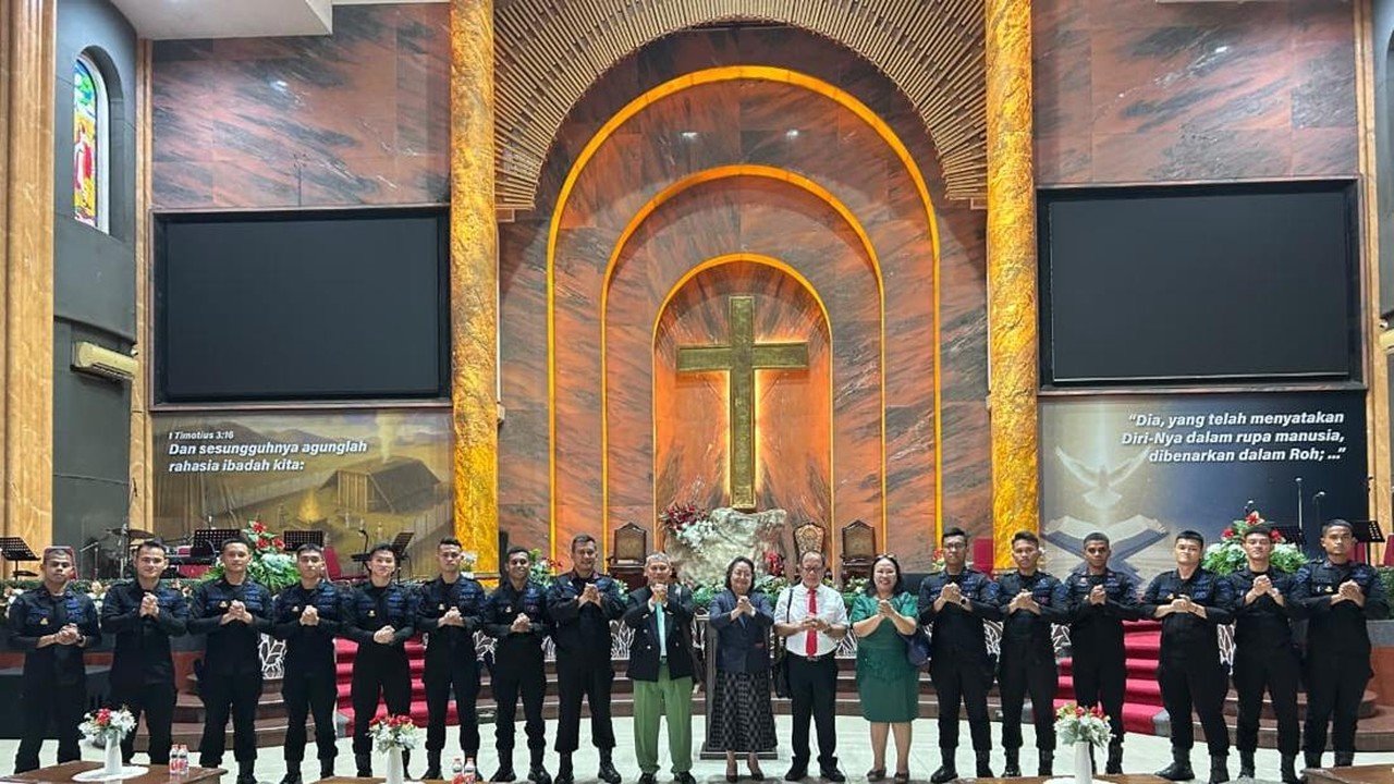 Brimob Polda Metro Jalin Silahturahmi dan Perkuat Kamtibmas di Gereja Tangerang