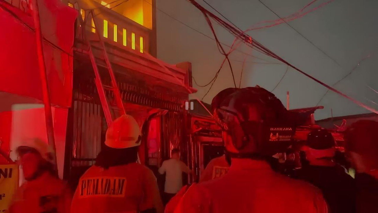 Brimob Turun Tangan Padamkan Api di Permukiman Padat Senen