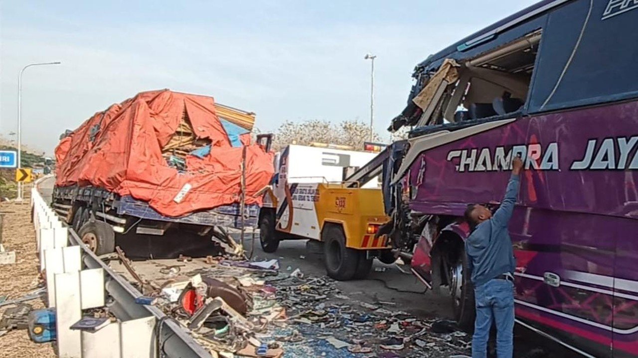 Bus Pariwisata Terlibat Kecelakaan Maut di Tol Ngawi, 3 Karyawan Pabrik Meninggal