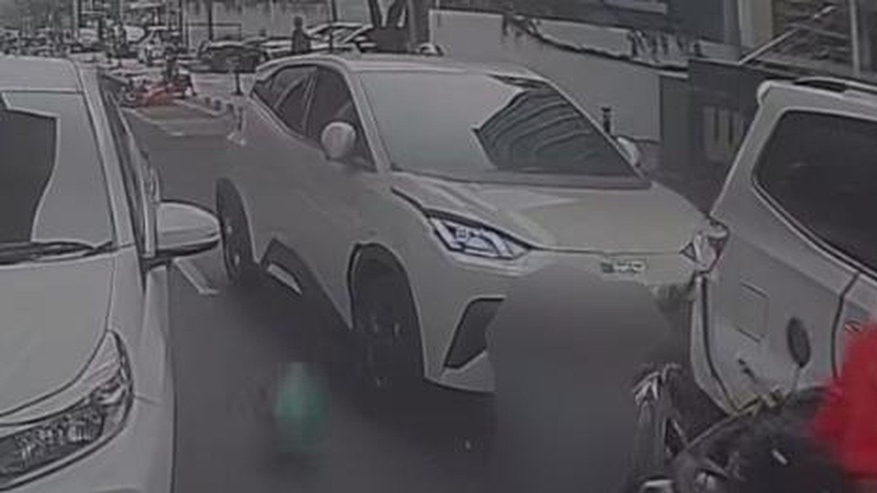 BYD Tabrak 4 Mobil dan Lindas Pengemudi Ojol di Jakarta Selatan