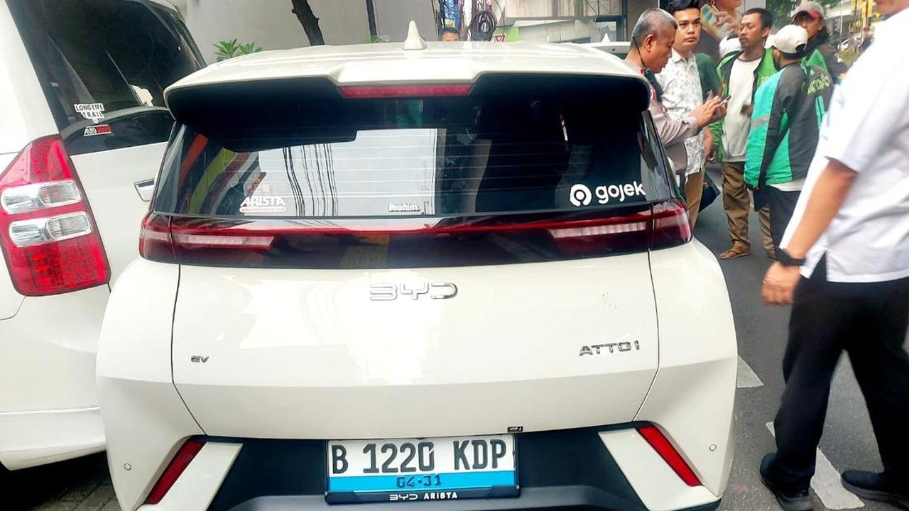 BYD Tabrak 4 Mobil dan Ojol di Kebayoran Baru, Pengemudi Alami Patah Kaki