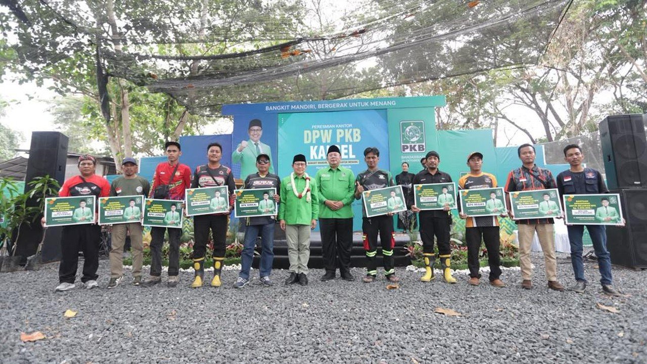 Cak Imin Beri Santunan untuk Petugas Karhutla dan Warga Terdampak di Kalsel