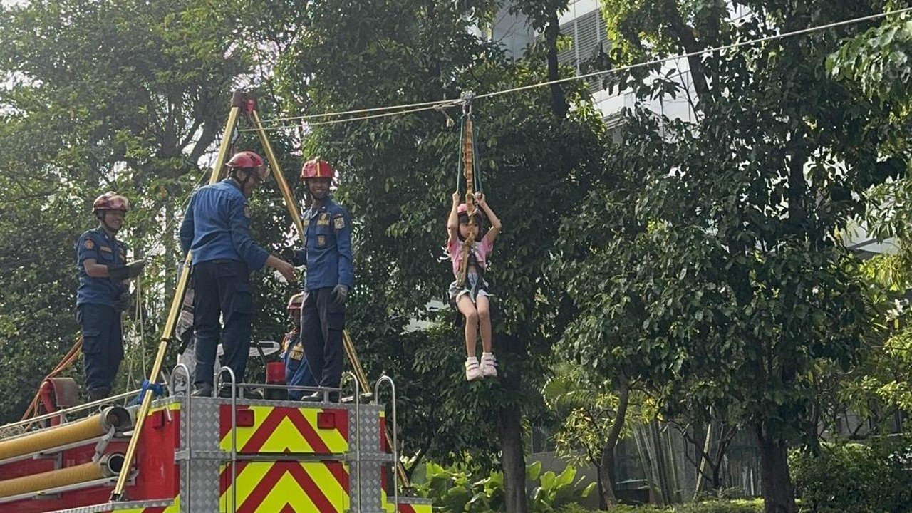 Damkar Jaksel Sediakan Wahana Flying Fox Gratis di CFD Rasuna Said